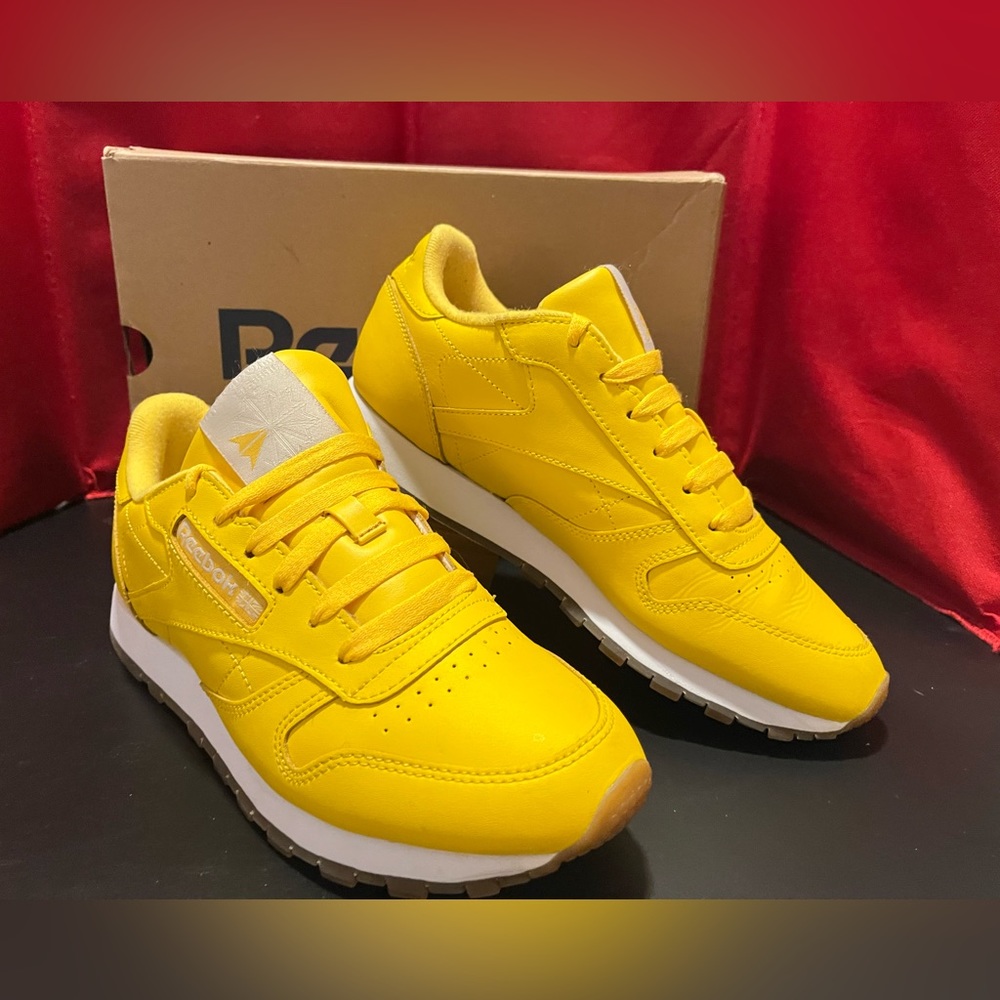 Reebok Women’s size 7.5 Leather Running Classics in Yellow *Like New Con…